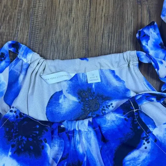 New York & Company Medium gray and blur floral sleeveless blouse - Picture 6 of 11